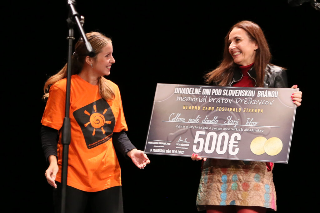 Na fotke zľava: Lucia Kúdelová, riaditeľka MsKS Tlmače pri odovzdávaní hlavnej ceny festivalu členke Celkom malého divadla Rii Meszárošovej.